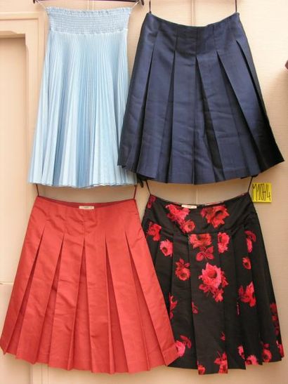 null Lot de 4 jupes: 1 plissée bleue claire, 1 en soie noire imprimée de fleurs rouge,...