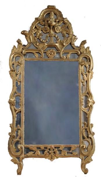 null MIROIR a pare closes dans un encadrement en bois dore et sculpte a decor d'agrafes...