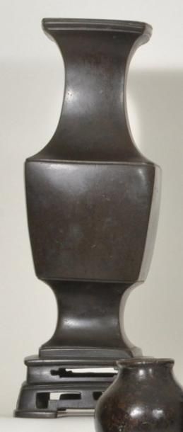 null VASE de forme «fanghu» à col évasé en bronze à patine brune, posé sur une haute...