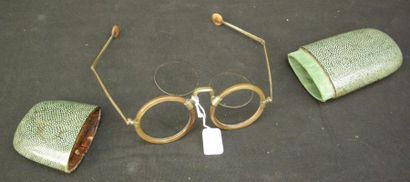 null Une paire de lunettes probablement chinoises, XVIIème siècle - dans un étui...