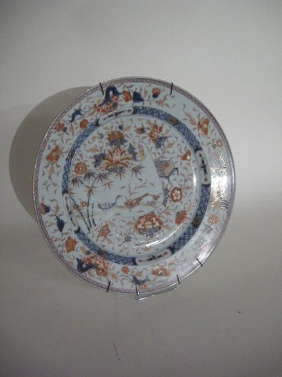 CHINE PLAT en porcelaine Imari à décor en bleu et rouge sous couverte d'un rouleau...