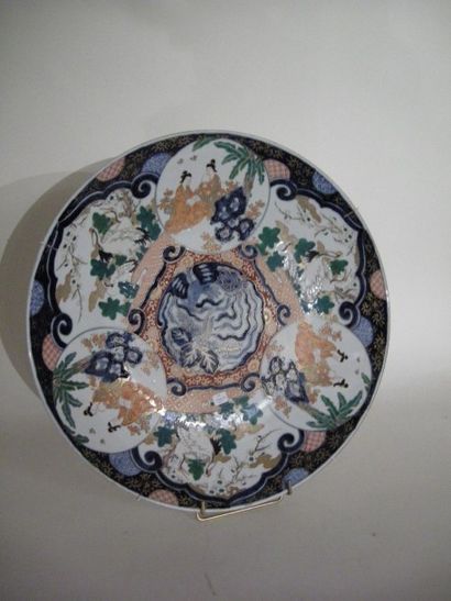JAPON Grand PLAT en porcelaine polychrome à décor dans des réserves de personnages...