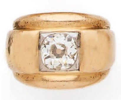 null BAGUE chevalière en or jaune sertie d'un diamant (Environ 2,2 carats, non dessertie)...