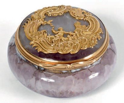 TABATIERE ronde en quartz violet, dans une...