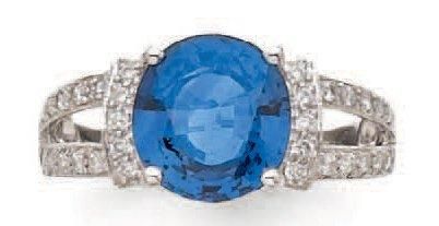 null BAGUE en or gris centrée d'un saphir (5,04 carats, pavée de diamants brillantés...