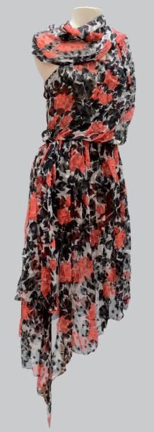 CHRISTIAN DIOR (Griffe noire): Robe en mousseline, fond blanc a fleurs noires et...