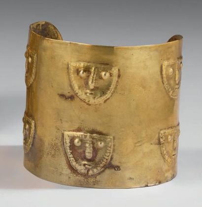  Nazca, Pérou, c.400-600 Gold cuff, Nasca, Peru, c.400-600 AD Alliage d'or. Bracelet...