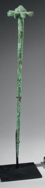 null Mochica, Pérou, c.100-300 Copper Staff, Mochica, Peru , c.100-300 AD Bronze...