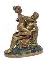null GROUPE en bronze polychrome représentant un romain assis adossé contre une colonne...