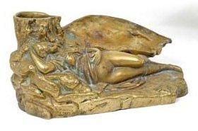 null PORTE-ALLUMETTES en bronze doré représentant une jeune femme assoupie sous une...