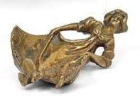 null VIDE-POCHE en bronze à patine dorée représentant une jeune femme en robe, un...