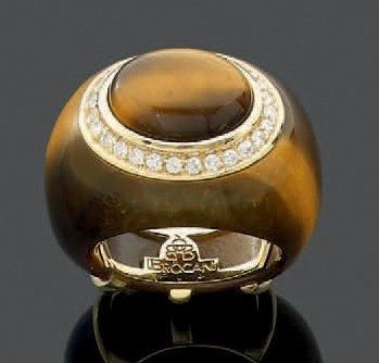 null BAGUE en oeil de Tigre entièrement sculptée, ornée d'un anneau d'or jaune pavé...