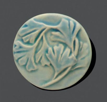 EDMOND LACHENAL (1855-1948) BOUTON en grès émaillé bleu à décor de feuilles de Ginko...