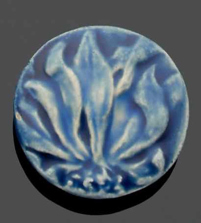 EDMOND LACHENAL (1855-1948) BOUTON en grès émaillé bleu marine à décor d'une marguerite...
