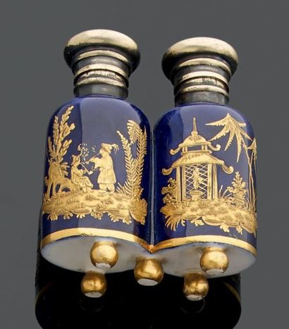 null Double FLACONS à parfum de formes cylindriques accolés, en porcelaine à décor...