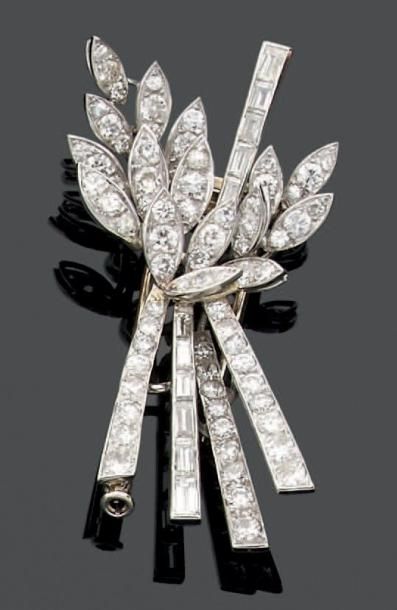 null BROCHE en or gris en forme de gerbe agrémentée de diamants brillantés et baguettes....