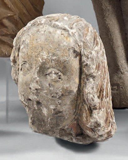 null TETE D'ANGE (?) en pierre calcaire sculptee avec restes de polychromie. Belle...