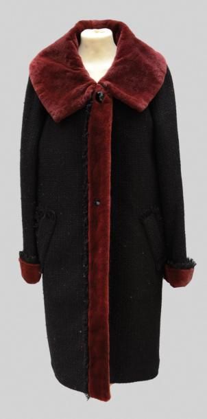 CHANEL Manteau en lainage noir, interieur matelasse bordeaux, col et poignets bordes...