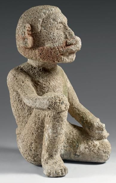 null Aztèque, Mexico, c.1300-1521 Pierre grise et stuc. Dieu agenouillé anthropomorphe,...