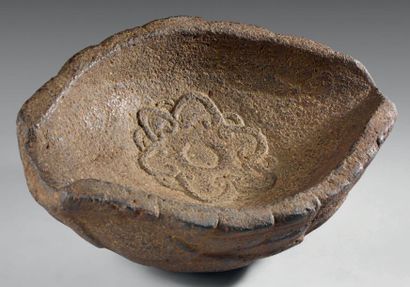 null Aztèque, Mexico, c.1300-1521 Pierre volcanique. Coupe à représentation d'une...