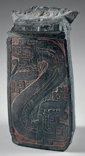 null Maya, Mexique, c.550-950 Pierre dure noire. Poignée de miroir de forme rectangulaire...
