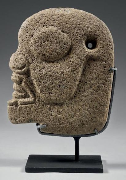 null Maya, Mexique, c.550-950 Pierre (andésite). Sculpture plane à deux facesfigurant...
