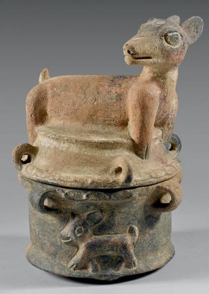 null Maya, Mexique, c.550-950 Terre cuite, pigment ocre rouge. Vase maya à couvercle...