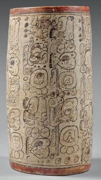null Maya, Mexique, c.250-950 Terre cuite et peinture. Remarquable vase cylindre...