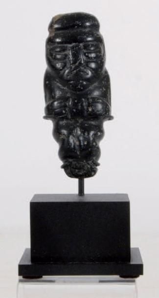 null Tairona, Colombie, c.800-1500 Pierre dure noire. La divinité est représentée...