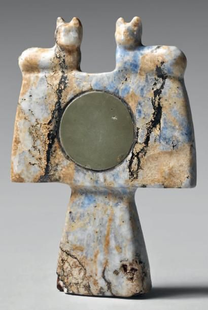 null Huari, Pérou, c.650-1100 Sodalite et pyrite. Miroir à l'effigie de deux félins...