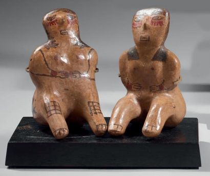 null Nazca, Pérou, c.100-500 Terre cuite à engobe peinte. Superbe paire de statues...