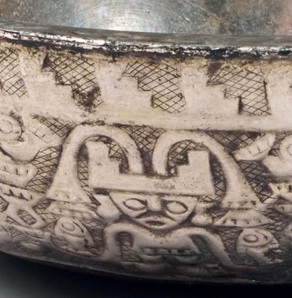 null Lambayeque, Pérou, c.1100/1400 après J.C Argent. Très rare bol à décor repoussé...