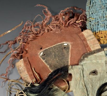 null Masque de type Yebichaï Navajo, Arizona, U.S.A Peau, laine teinte en rouge,...