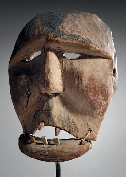 null Masque ESKIMO, Alaska (USA) Il représente un visage humain, les pommettes hautes,...