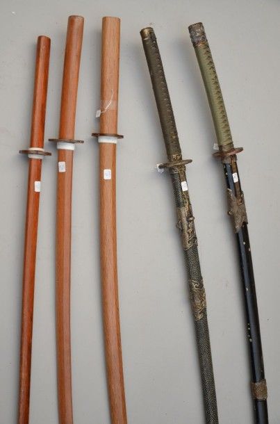 null Lot de d'ARMES blanches japonaises comprenant: -deux tachi de style -trois sabres...