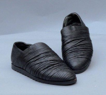 Issey MIYAKE Men: Paire de chaussures en cuir froisse, circa 1980-1985 environ Taille...