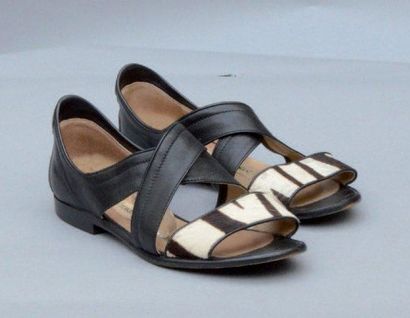 TOKYO KUMAGAI Paire de sandales en cuir noir, bride en poulain imprime zebre, petite...