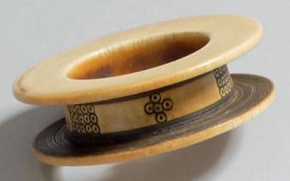 null Bracelet en ivoire décoré de cercles et de points - Fur du Soudan Diam.: 10,2...