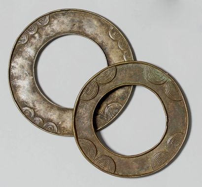 null Deux bracelets plats - Lobi - Burkina Faso Bronze décoré de motifs semi-concentriques...