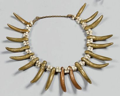 null Rarissime et lourd collier composé de perles de laiton et cuivre, imitant les...