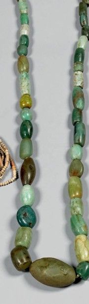 null Long collier composé de perles d'amazonite de différentes tailles et couleurs...