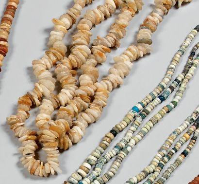 null Collier à deux rangs composé de perles de quartz taillé, de couleurs variées...