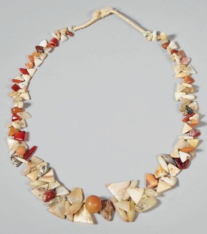 null Long collier Léré composé d'un très grand nombre de perles de fouille de formes...