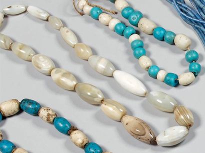 null Collier formé de grosses perles d'agate à dominante blanche Nigéria Long.: 36...