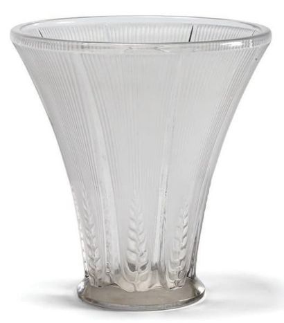 RENE LALIQUE (1860-1945) Vase modèle «Épis» crée en 1931 Épreuve en verre blanc moulé-pressé...