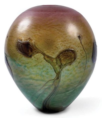 Jean-Claude NOVARO (né en 1943) Vase de forme boule en verre et applications Signé...