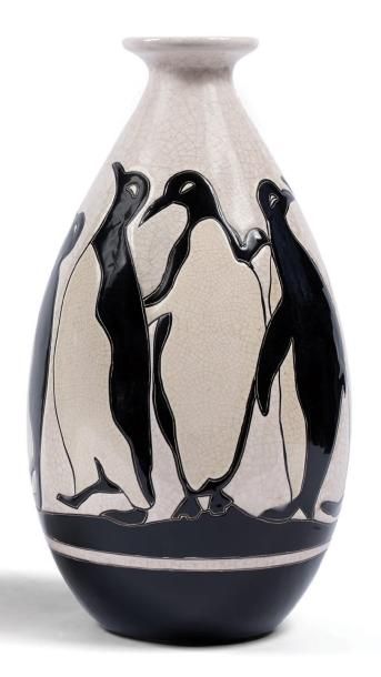 LA LOUVIERE Vase en céramique émaillée polychrome à décor de pingouins dans différentes...