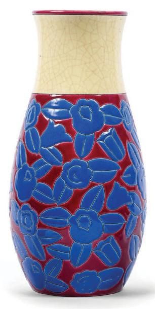 Jean LUCE (1895-1964) et Manufacture de Longwy Vase de forme balustre en céramique...