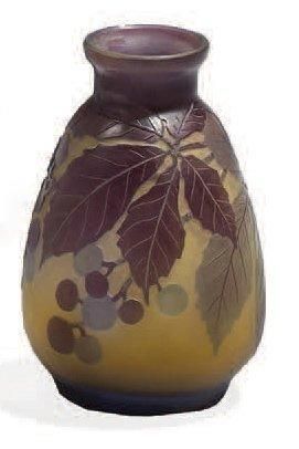 Émile GALLE (1846-1904 Petit vase balustre Epreuve en verre multicouche à décor de...