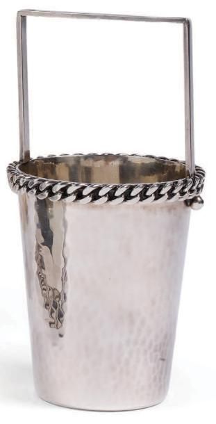 Jean DESPRES (1889-1980) Seau à glace en métal argenté martelé, décor de chaîne,...